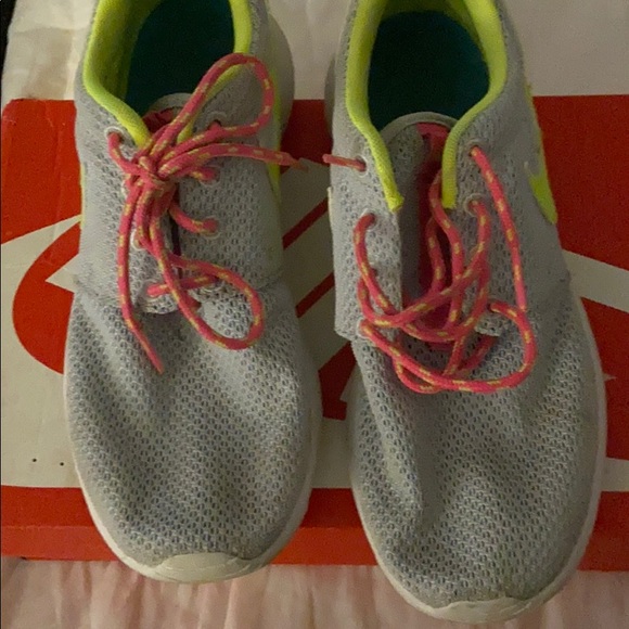 Roshes - Picture 2 of 3